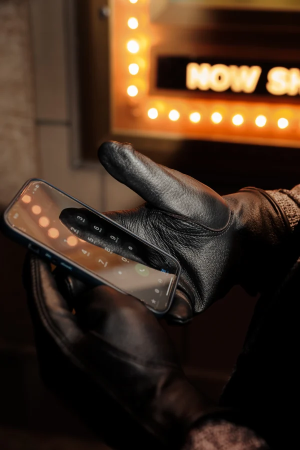 POYGAN GLOVE WITH PHONE